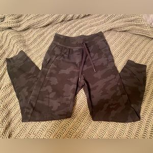 Lululemon scuba joggers, size 2, camo black
